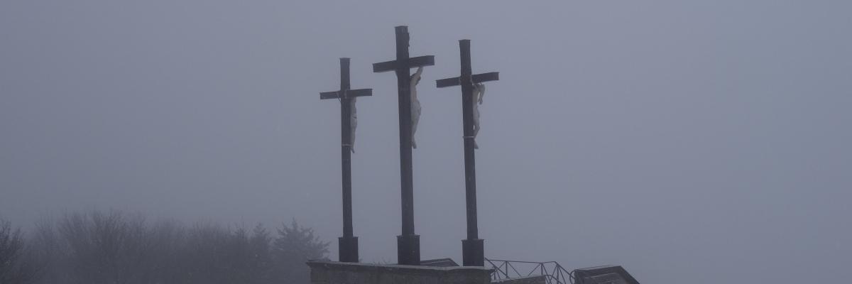 Kreuzbergkreuze im Nebel