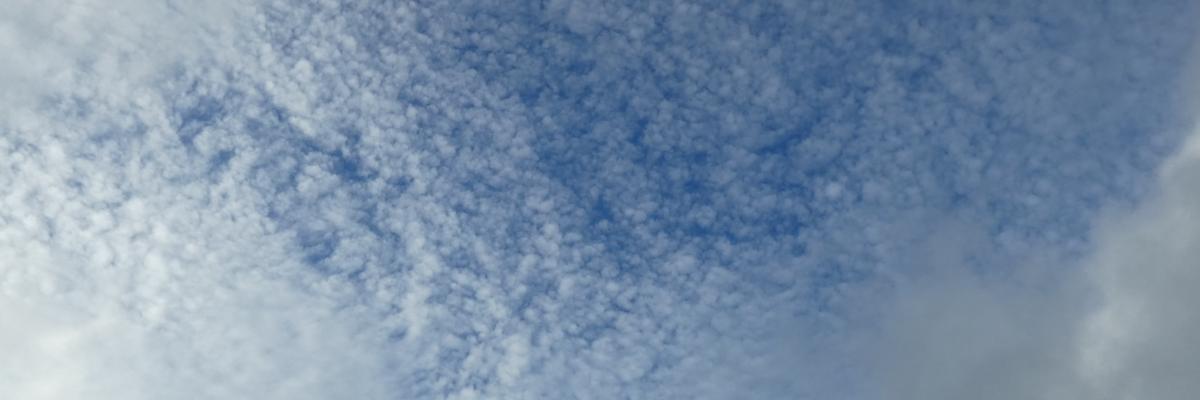 Wolken am blauen Himmel
