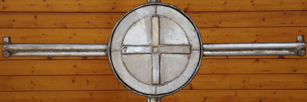 Kreuz in der Kirche auf der Insel Spiekeroog