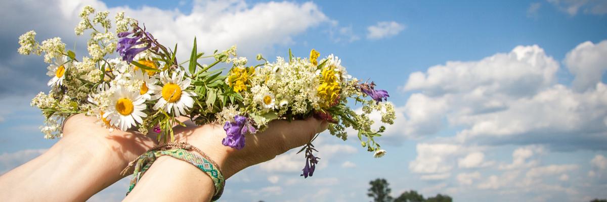 Hände mit Blumen