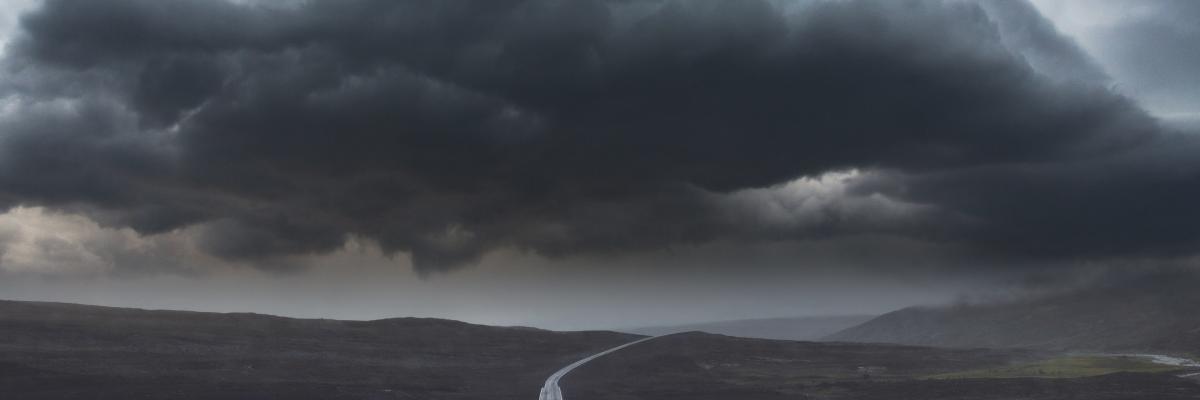Düsterer, wolkenverhangener Himmel