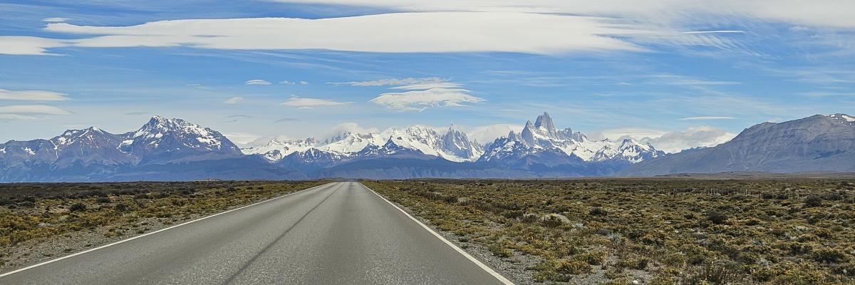 Straße läuft auf Gebirgszug zu