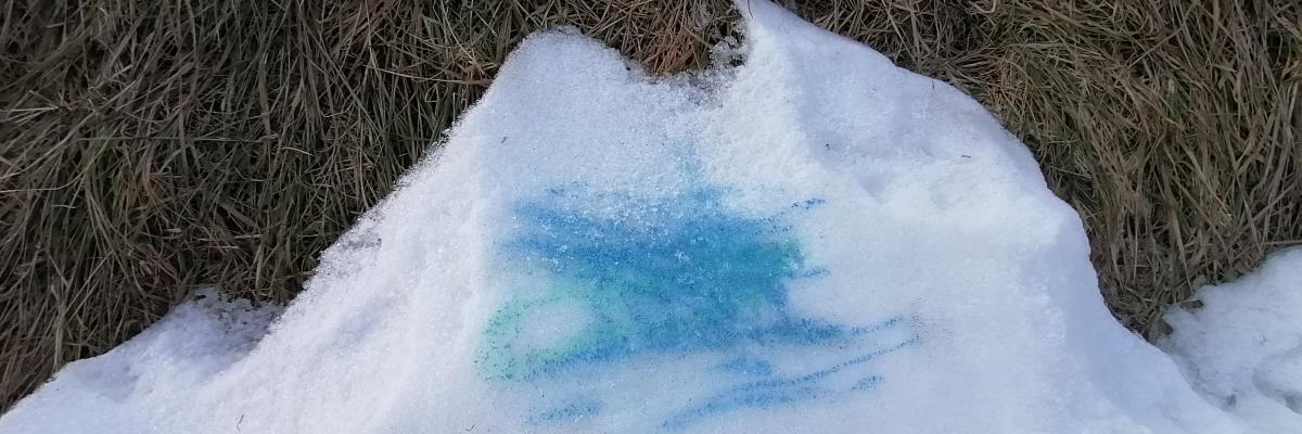 Bunte Kreidestriche im Schnee