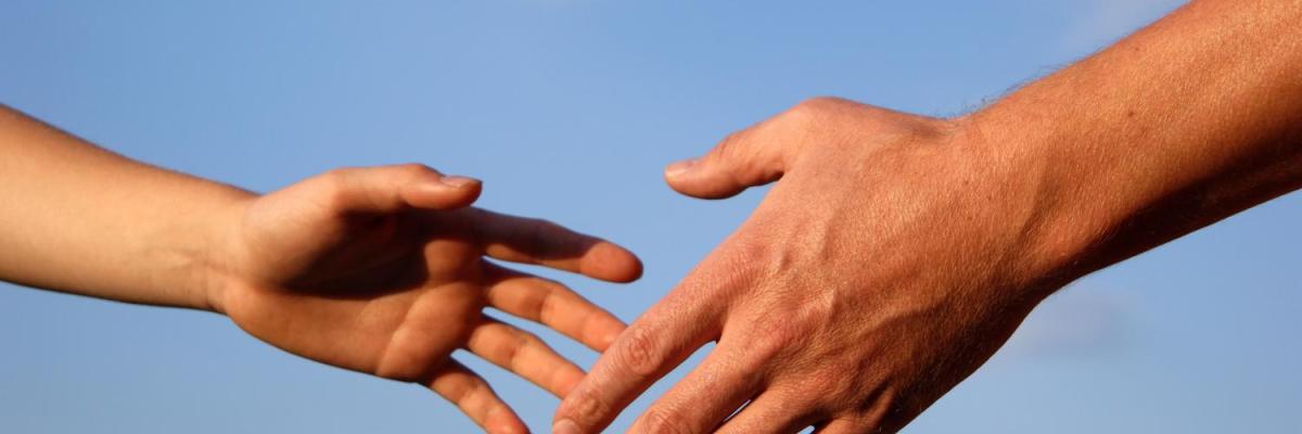 Zwei Hände kurz vor dem Handschlag