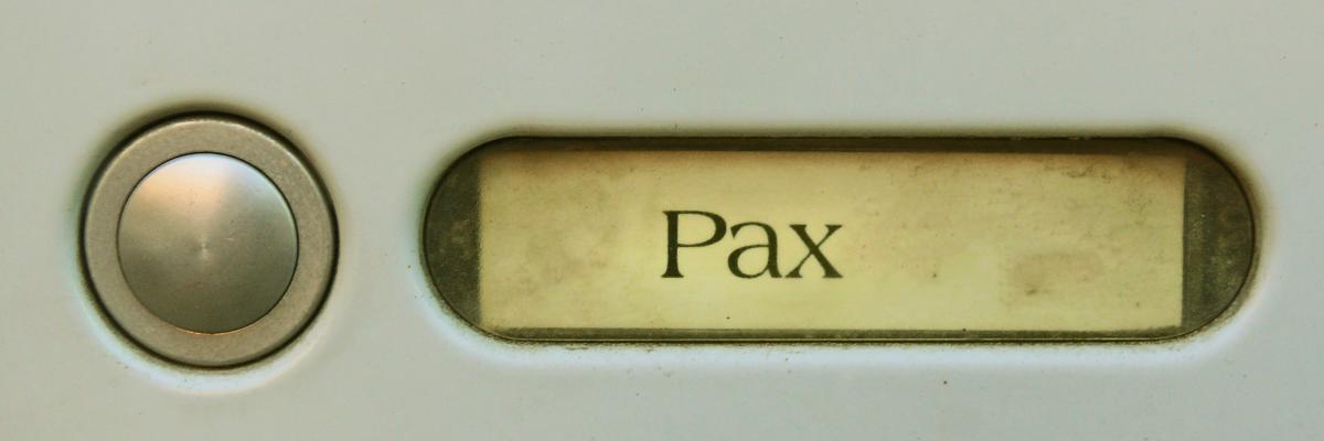 Klingelknopf neben Namensschild mit der Aufschrift „Pax“ 